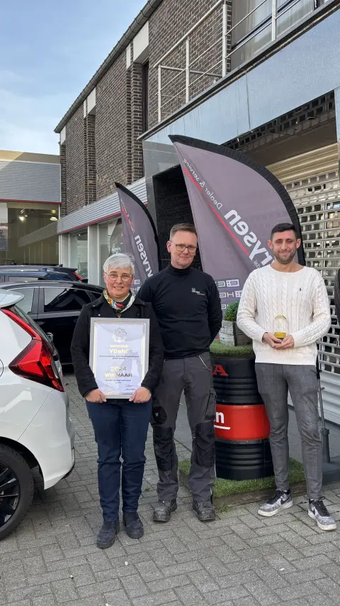 A Honda márkakereskedés átveszi a Yushu-díjat.