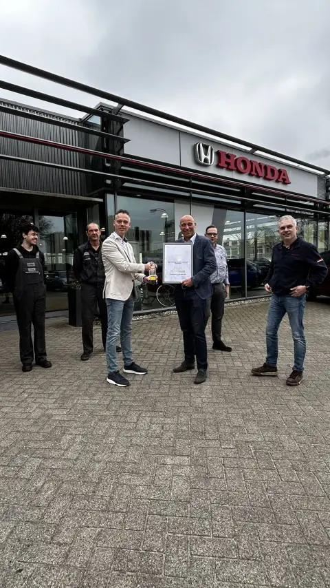 Egy francia kiskereskedő átveszi az értékesítési díjat. 