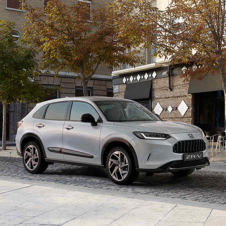 Elölről készült, háromnegyedes felvétel a Honda ZR-V-ről a Premium Black csomaggal városi környezetben.