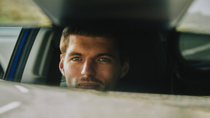 Max Verstappen a ZR-V hibrid SUV belső tükrébe néz.