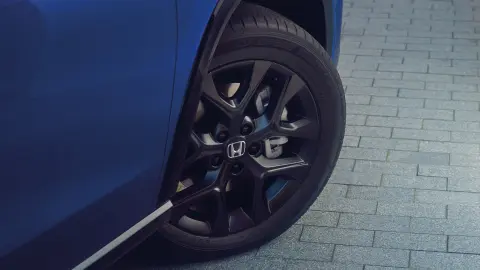 Közelkép a Honda ZR-V hibrid sportos 18 colos keréktárcsáiról.