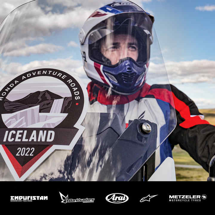 Honda motorkerékpárt vezető férfi Izlandon