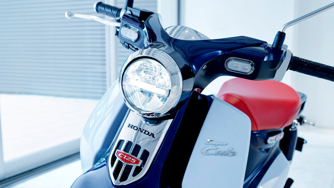 A Honda Super Cub modern környezetben parkolva.