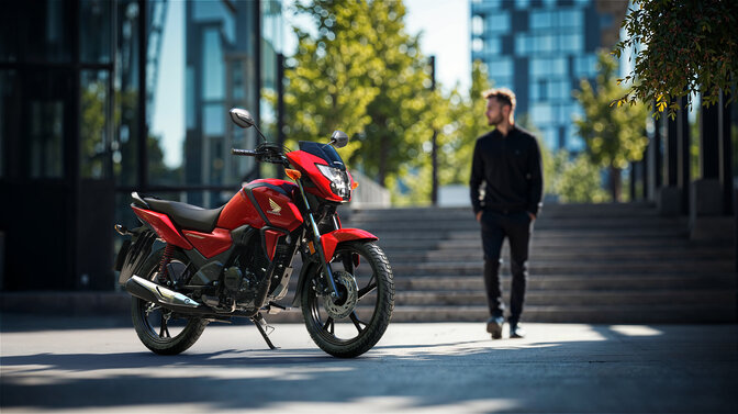 Honda CB125F álló helyzetben, a szabadban