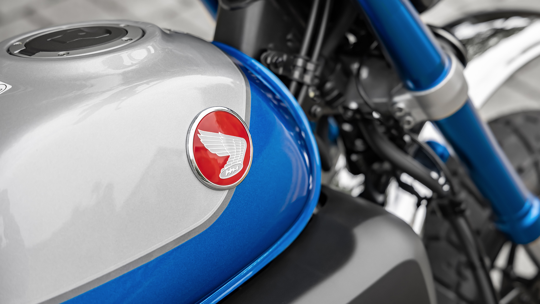 Közelkép egy Honda Monkey üzemanyagtartályáról