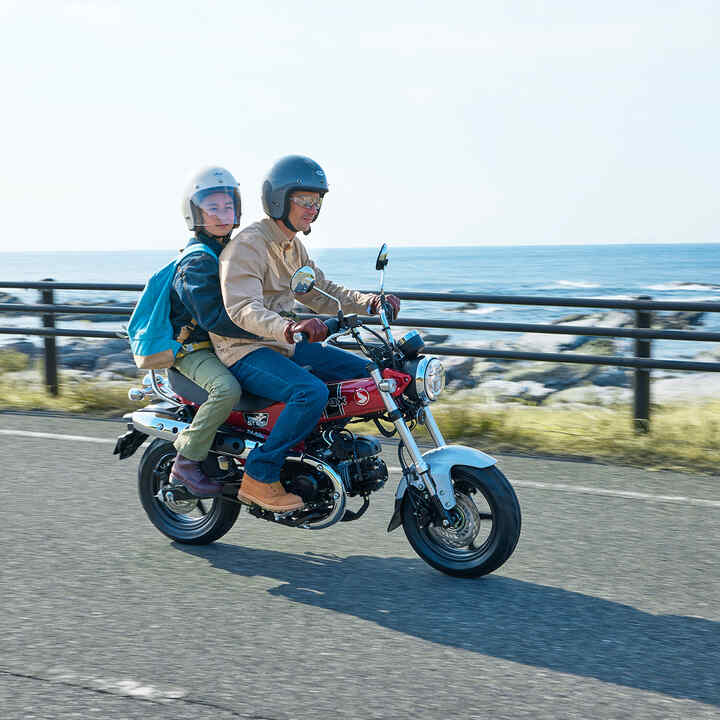 Honda Dax 125 – parti úton, motorossal és utassal