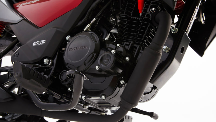 Stúdiófelvétel egy piros Honda CB125F motorkerékpárról, fókuszban a motor
