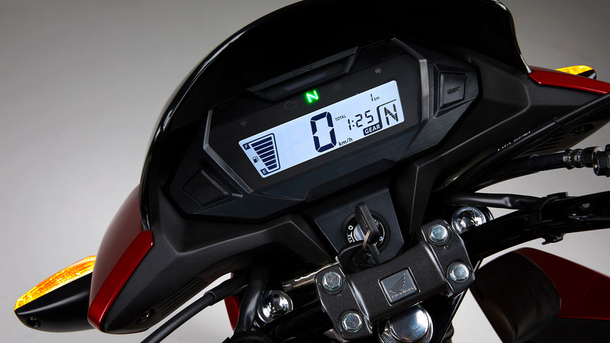 Stúdiófelvétel egy piros Honda CB125F motorról, fókuszban az intelligens digitális műszeregység