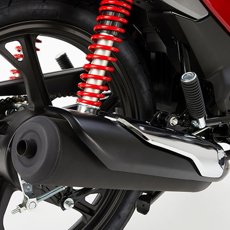 Stúdiófelvétel egy piros Honda CB125F motorkerékpárról, fókuszban a kipufogócső