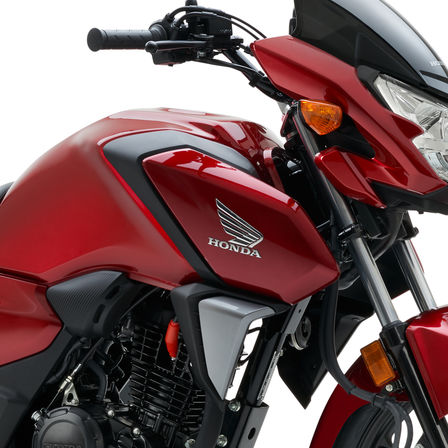 Stúdiófelvétel egy piros Honda CB125F motorkerékpárról, fókuszban az eleje