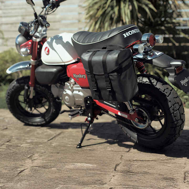 Hátulról készült kép a Honda Monkey 125 modellről álló helyzetben