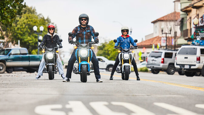 MSX125 Grom motorosok csoportja a városban