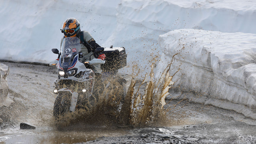 Honda Africa Twin, amint keresztülrobog Nordkappon.