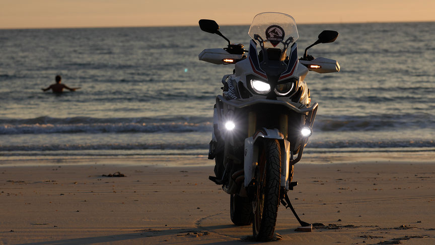 Honda Africa Twin, amint keresztülrobog Nordkappon.