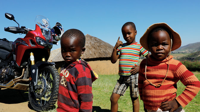 Kisgyerekek egy CRF1000L Africa Twin köré gyűltek odakinn