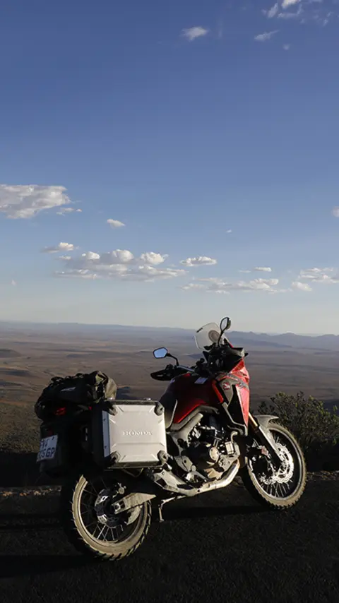 Honda CRF1000L Africa Twin az út szélén állva, kilátással a Karoo-sivatagra.