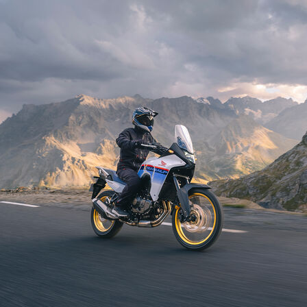 Dinamikus felvétel egy közúton haladó Honda XL750 Transalp modellről