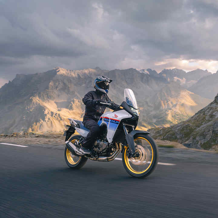 Dinamikus felvétel egy közúton haladó Honda XL750 Transalp modellről