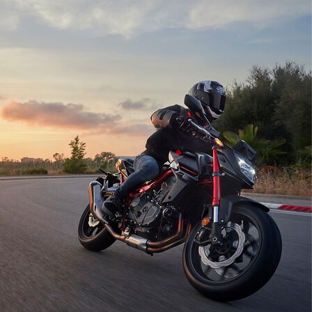 Honda CB750 Hornet az úton – dinamikus felvétel