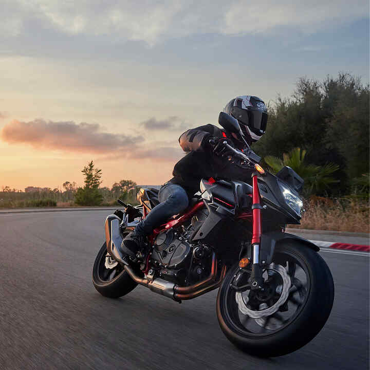 Honda CB750 Hornet az úton – dinamikus felvétel