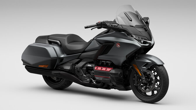 Honda Gold Wing háromnegyedes jobb első stúdiófelvétel