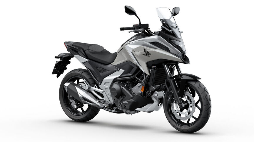 Honda NC750X háromnegyedes jobb első stúdiófelvétel