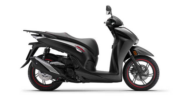 Honda SH350 háromnegyedes jobb első stúdiófelvétel