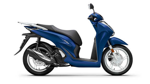 Honda SH150 háromnegyedes jobb első stúdiófelvétel