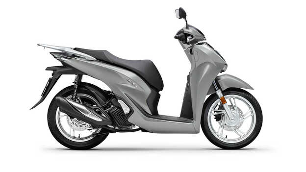 Honda SH125 háromnegyedes jobb első stúdiófelvétel