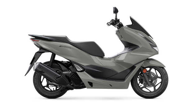 Honda Forza 125 háromnegyedes jobb első stúdiófelvétel