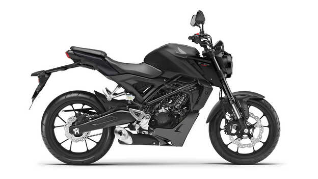 Honda CB125R háromnegyedes jobb első stúdiófelvétel