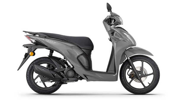 Honda Vision 110 háromnegyedes jobb első stúdiófelvétel
