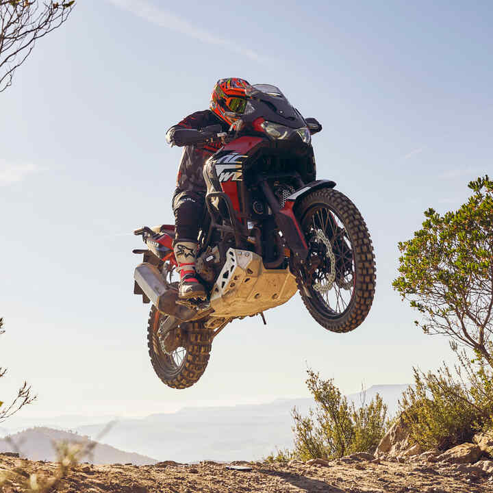 Motoros egy Honda CRF1100L Africa Twin nyergében, durva terepen haladva