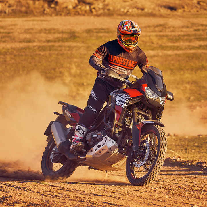 Férfi egy Honda Africa Twin motorkerékpáron, terepen