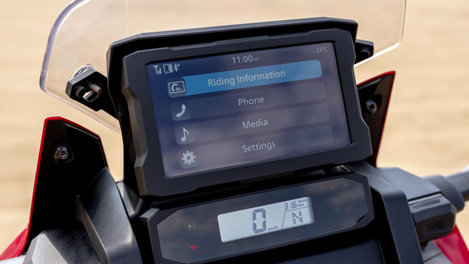 Honda-Africa Twin, közelkép a Bluetooth funkciót alkalmazó TFT-kijelzőről
