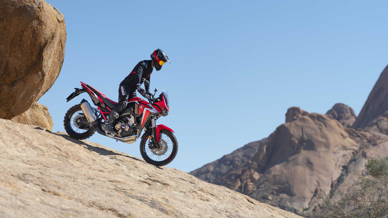 Honda Africa Twin, felvétel egy sziklás terepen haladó motor jobb oldaláról