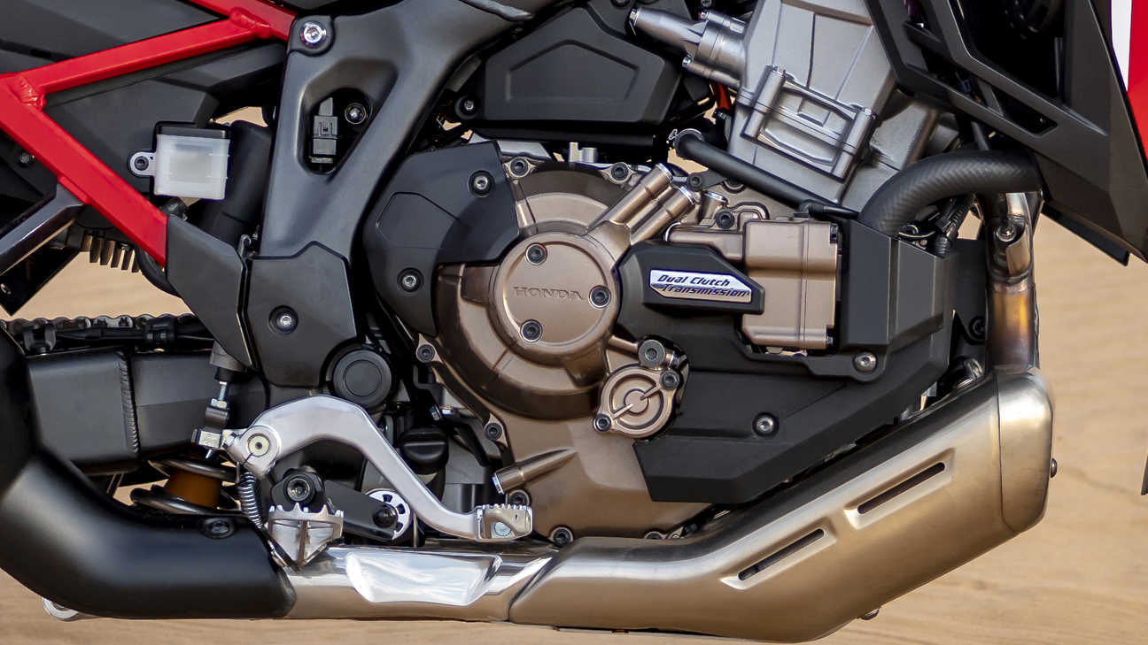 Honda Africa Twin, közelkép a bal oldali bal markolatról