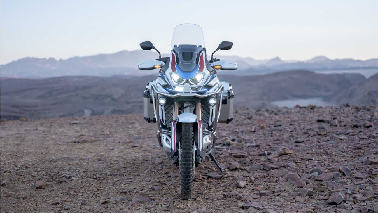 Honda Africa Twin Adventure Sports, elölnézet, fényszórók bekapcsolva