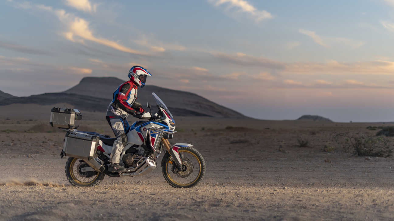 Honda Africa Twin Adventure Sports, jobb oldalról készült felvétel, a motoros sivatagi terepen halad keresztül