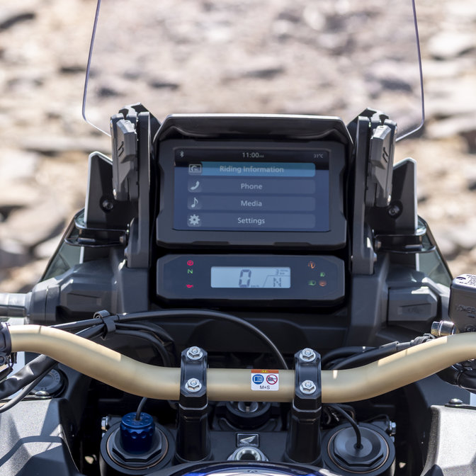 Honda Africa Twin Adventure Sports, közelkép a műszerről