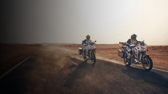 CRF1100 Africa Twin Adventure Sports motorosok elölről, háromnegyedes kompozícióban, sivatagi úton. 