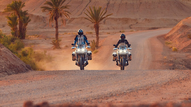 Két CRF1100 Africa Twin Adventure Sports motorkerékpár terepen