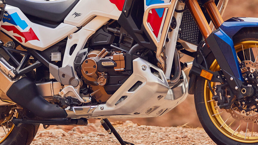 A Honda CRF1100 Africa Twin Adventure Sports eleje háromnegyedes kompozícióban, hegyvidéki környezetben.