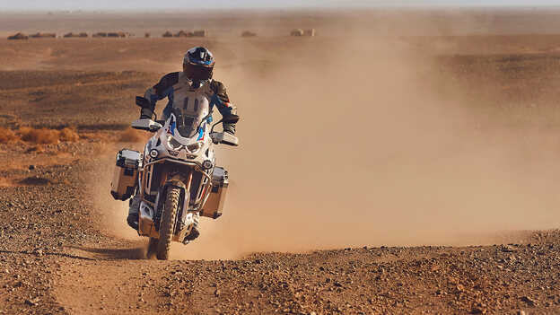 motoros elölnézetből, a Honda CRF1100 Africa Twin Adventure Sports nyergében, sivatagi környezetben.