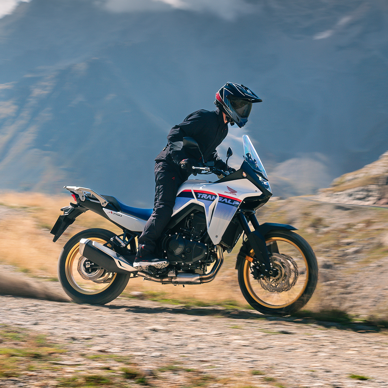 XL750 Transalp – oldalról készült dinamikus felvétel motorossal