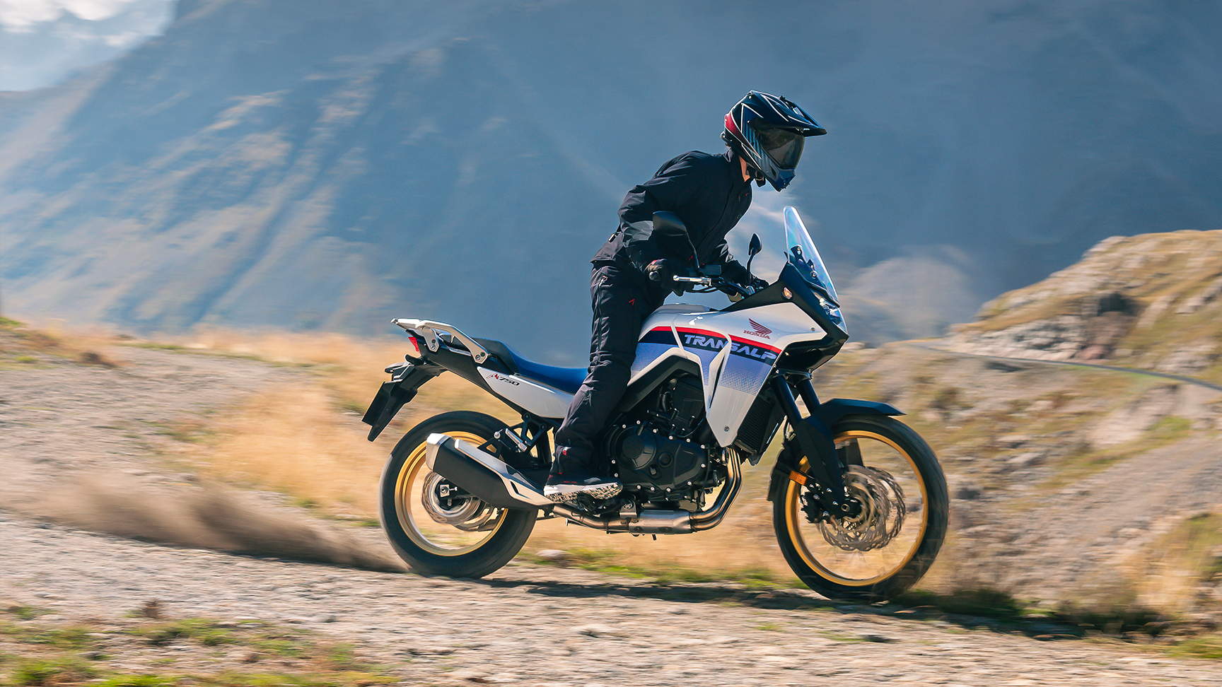 XL750 Transalp – oldalról készült dinamikus felvétel motorossal