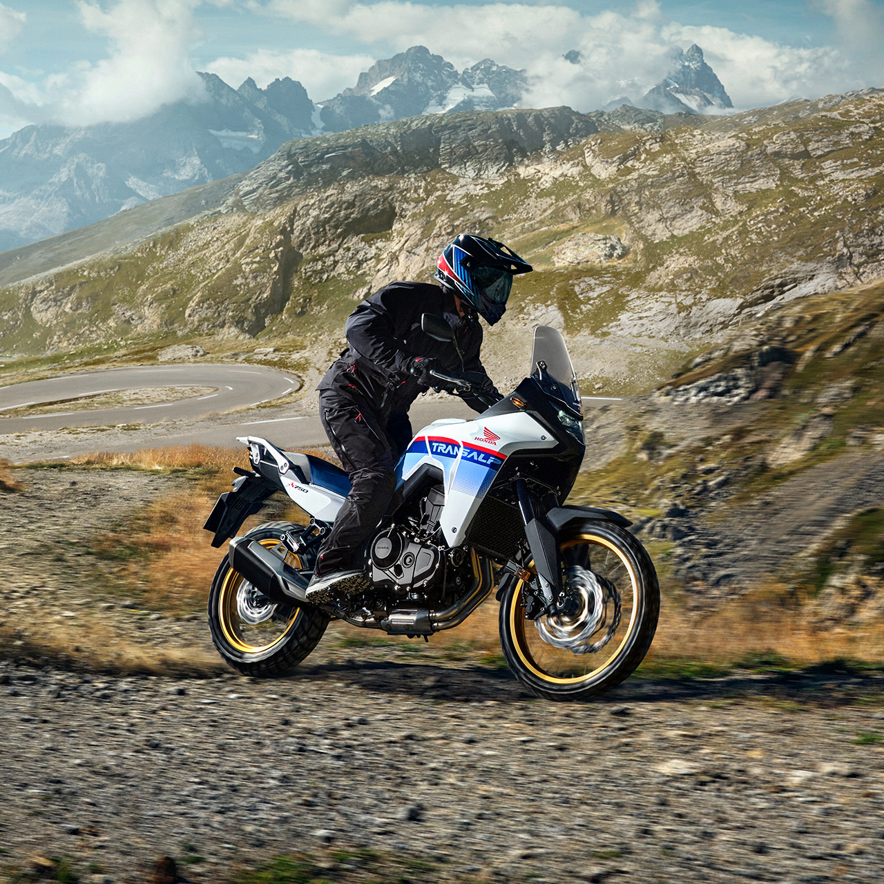 Honda XL750 Transalp motorossal egy hegyi hágón