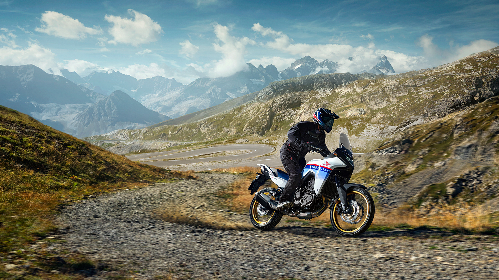 Honda XL750 Transalp motorossal egy hegyi hágón