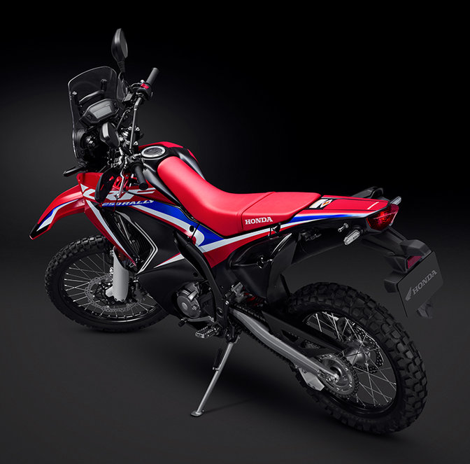 A Honda CRF250 Rally hátulról, háromnegyedes bal oldali nézetben