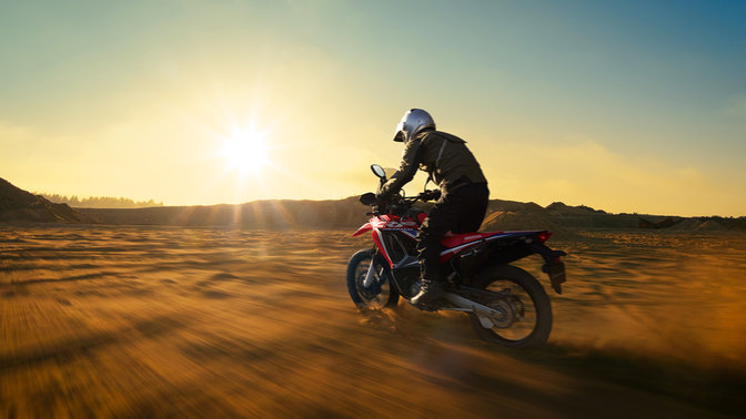 A Honda CRF250 Rally háromnegyedes bal oldali nézetben, pilótával